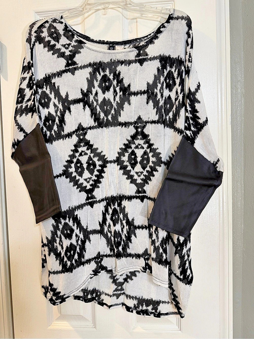 H&M Geometric Knit Sweater with Faux Leather Slrevrs in White & Black Size Large
